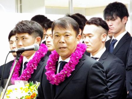 　宮崎空港の歓迎セレモニーでスピーチする西村監督