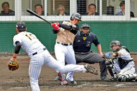 3回、藤浪(手前)から中前適時打を放つ清宮(撮影・立川洋一郎)
