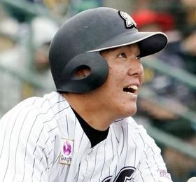 台湾プロ野球ラミゴとの練習試合で2本塁打を放ったロッテ・安田=石垣