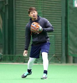 ノックを受け、下からトスをする松坂