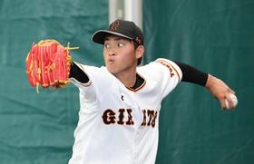 投球練習をする巨人の高橋=那覇