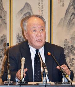 理事会後、記者会見する日本高野連の竹中雅彦事務局長=20日、大阪市