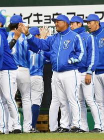 ナインを笑顔で迎えるラミレス監督(右から3人目)