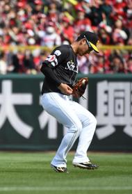 1回1死、広島・菊池涼の右前打を捕球する上林