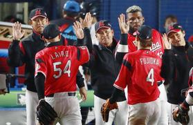 ソフトバンクに3連勝し、ナインとタッチを交わすロッテ・井口監督(左から3人目)