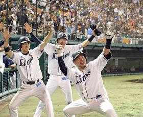 7回、3ランを放ち沖縄のファンと「どすこい!」ポーズを決める山川(右)