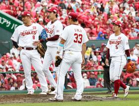 7回、勝ち越しを許した岸(左から2人目)のもとに集まる楽天ナイン