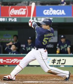 9回ヤクルト1死一塁、村上が中越えに2ランを放つ=メットライフドーム