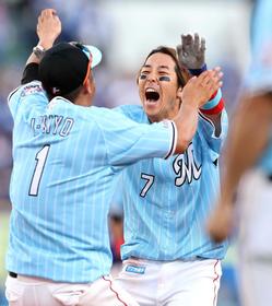 9回、サヨナラ打を放ち、清田(左)と喜び合う鈴木