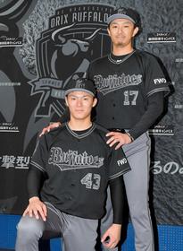「Bs夏の陣」用ユニホームを披露する山本(手前)と増井