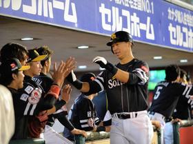 6回、2ランを放ちナインに迎えられる長谷川勇(撮影・冨永豊)