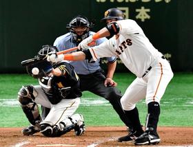 6回、送りバントを決めるゲレーロ(撮影・西岡正)
