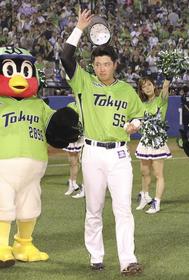 ファンの声援に応えるヤクルト・村上=神宮
