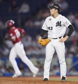 7回、楽天・ブラッシュ(左)に本塁打を浴びたロッテ・小島=ZOZOマリン