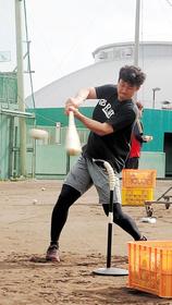 自主トレを公開し、力強いスイングを見せる銀次