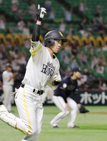 8回、勝ち越し3ランを放ち指を突き上げ一塁へ向かうソフトバンク・柳田