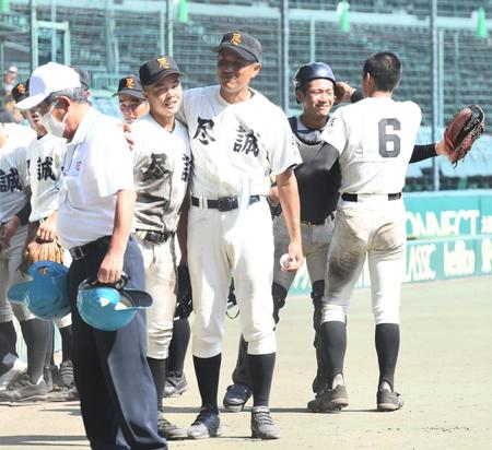 智弁和歌山に勝利した尽誠学園＝甲子園（撮影・中田匡峻）
