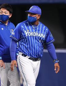 8回表を終えて選手交代を告げたラミレス監督