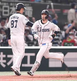5回、左越え3ランを放ち本塁へ向かう西武・外崎