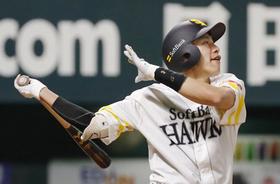 8回、ソフトバンク・柳田が左越えに2ランを放つ(共同)