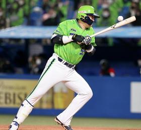 7回裏2死、村上が死球を受ける=神宮球場