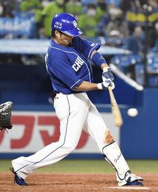 4回、中日・福田が右中間に2ランを放つ(共同)