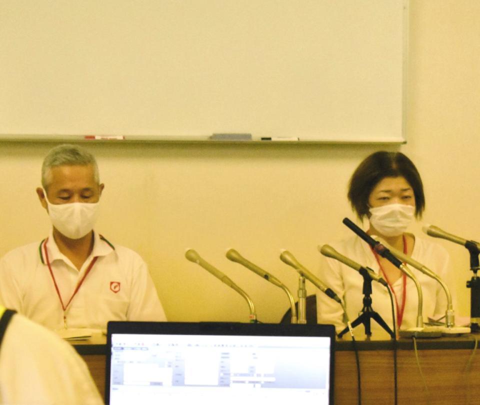 　会見する田辺洋範会長（左）と角谷陽子朝日新聞社鳥取総局長