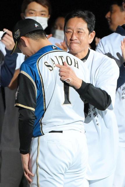 引退セレモニーで斎藤と抱き合う栗山監督(撮影・堀内翔)