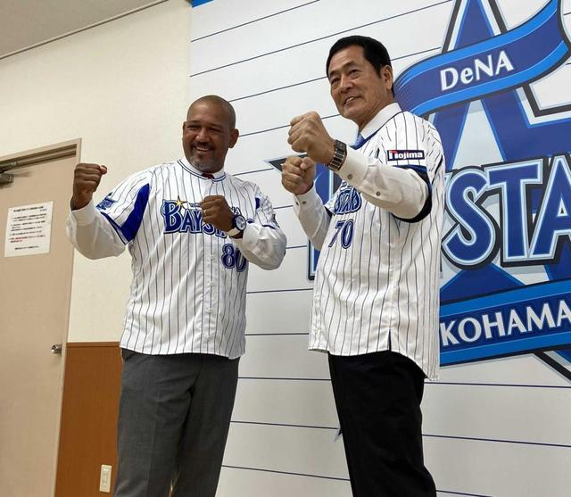 ポーズを取るアレックス・ラミレス氏(左)と中畑清氏(撮影・中田匡峻)