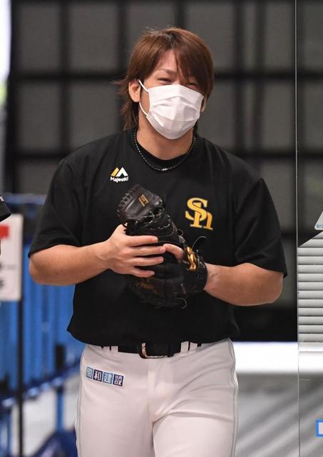 雨天中止となり室内で練習を行ったソフトバンク・甲斐拓也=ZOZOマリン(撮影・開出牧)