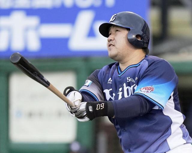 5回、中村が左中間に2ランを放つ=楽天生命パーク