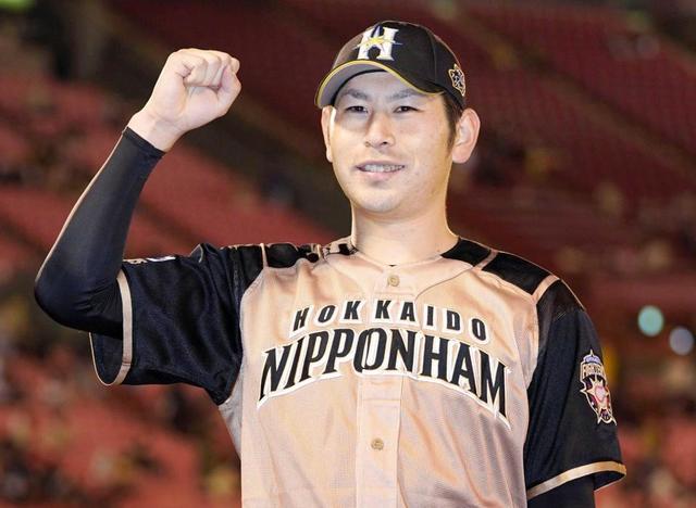 ヒーローインタビューを終え、ガッツポーズする加藤