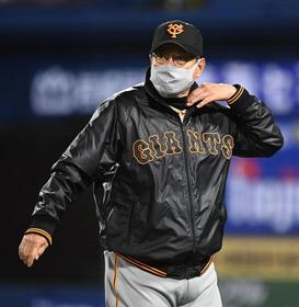 5回、選手交代を告げベンチに戻る原監督(撮影・高石航平)