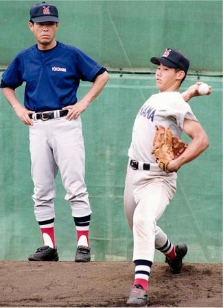 　渡辺監督（左）に見守られ投球練習する横浜・松坂＝９８年