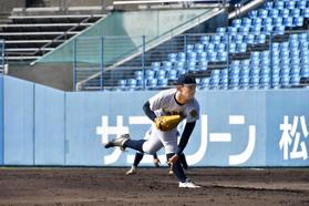 力強く投げ込む鳴門・富田