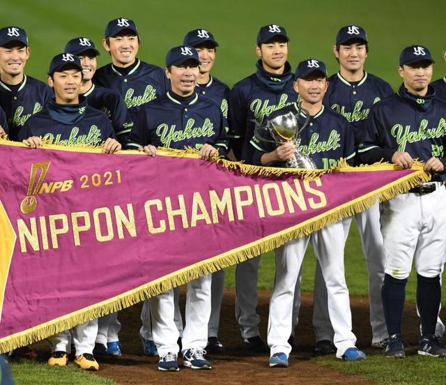 優勝を決め、写真に納まる高津監督(中央左)ら(撮影・北村雅宏)