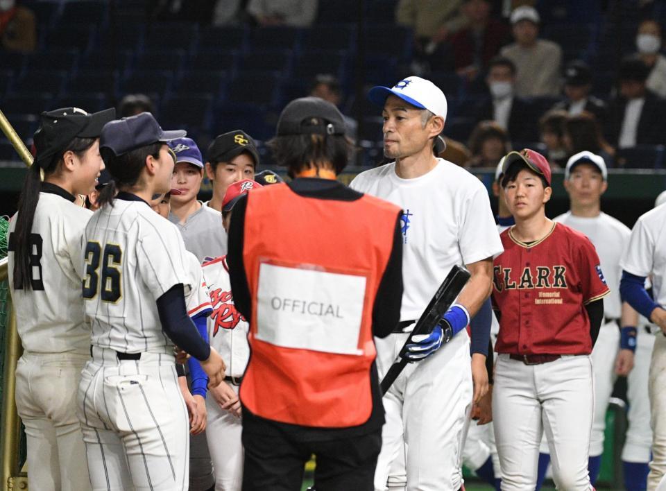 　高校野球女子選抜と話すイチロー氏（撮影・佐々木彰尚）