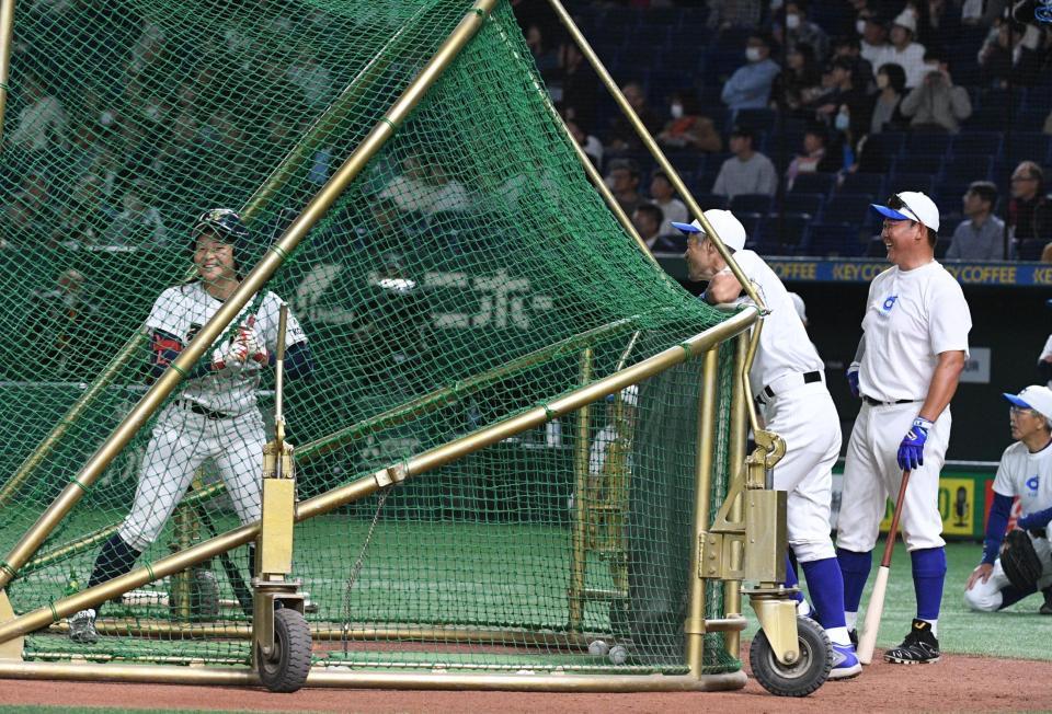 　神戸弘陵・谷川萌季の打撃練習を見つめるイチロー氏（中央）と松坂大輔氏（撮影・佐々木彰尚）