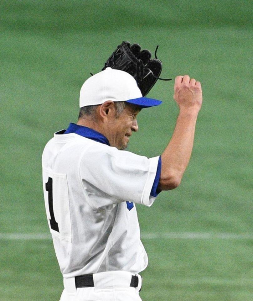 　２回、北條を遊ゴロにしとめガッツポーズをするＫＯＢＥ　ＣＨＩＢＥＮ・イチロー氏（撮影・佐々木彰尚）