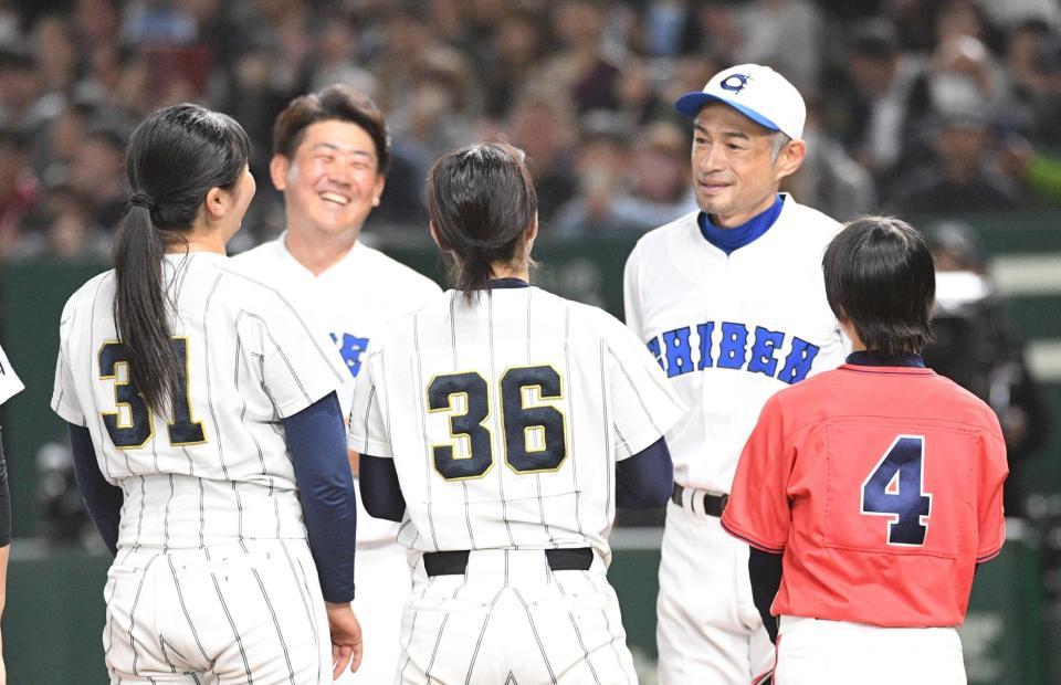 　試合後、高校野球女子選抜に声をかけるＫＯＢＥ　ＣＨＩＢＥＮ・イチロー氏（右）＝撮影・佐々木彰尚