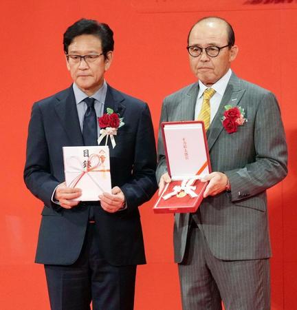 　正力賞を受賞した岡田監督（右）と特別賞を受賞した日本代表の栗山前監督