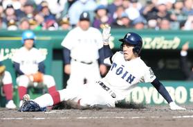 　５回、右翼フェンス直撃の打球を放った大阪桐蔭・境は外野手がボールの処理にもたつく間に一気に生還、ランニング本塁打とする（撮影・石井剣太郎）