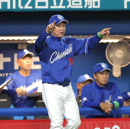 　６回、武岡の三塁への打球がセーフの判定でリプレー検証を要求する立浪監督（撮影・西岡正）