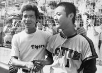 　ジュニア・オールスターゲームに出場した、横浜高同窓の阪神・中田良弘（左）とロッテ・愛甲猛投手＝１９８１年７月２４日