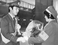 　秋の火災予防運動に一役、１日消防署長になり花束を受け取るルーキーロッテ・愛甲猛（左）＝１９８１年１１月２７日