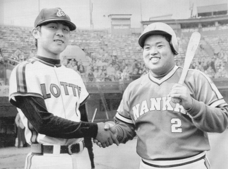 　試合前にお互いに頑張ろうと握手を交わす香川伸行（右）とルーキーロッテ・愛甲猛＝１９８１年３月７日