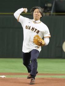 　プロ野球巨人-阪神戦の始球式を務めた松井秀喜さん＝３日、東京ドーム
