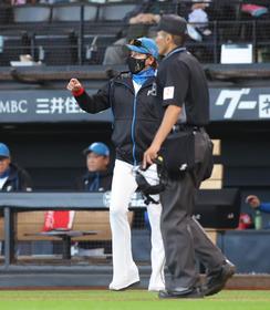 　４回、佐藤龍の二ゴロで二塁に進んだ一走・村田の走塁について審判に説明を求める新庄監督（左）＝撮影・中島達哉