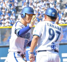 　２回、右越え２点本塁打を放ち田中コーチ（右）とハイタッチを交わす中川颯（撮影・持木克友）