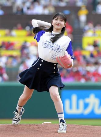 　華麗なフォームで投球する乃木坂４６の久保史緒里（撮影・佐藤厚）